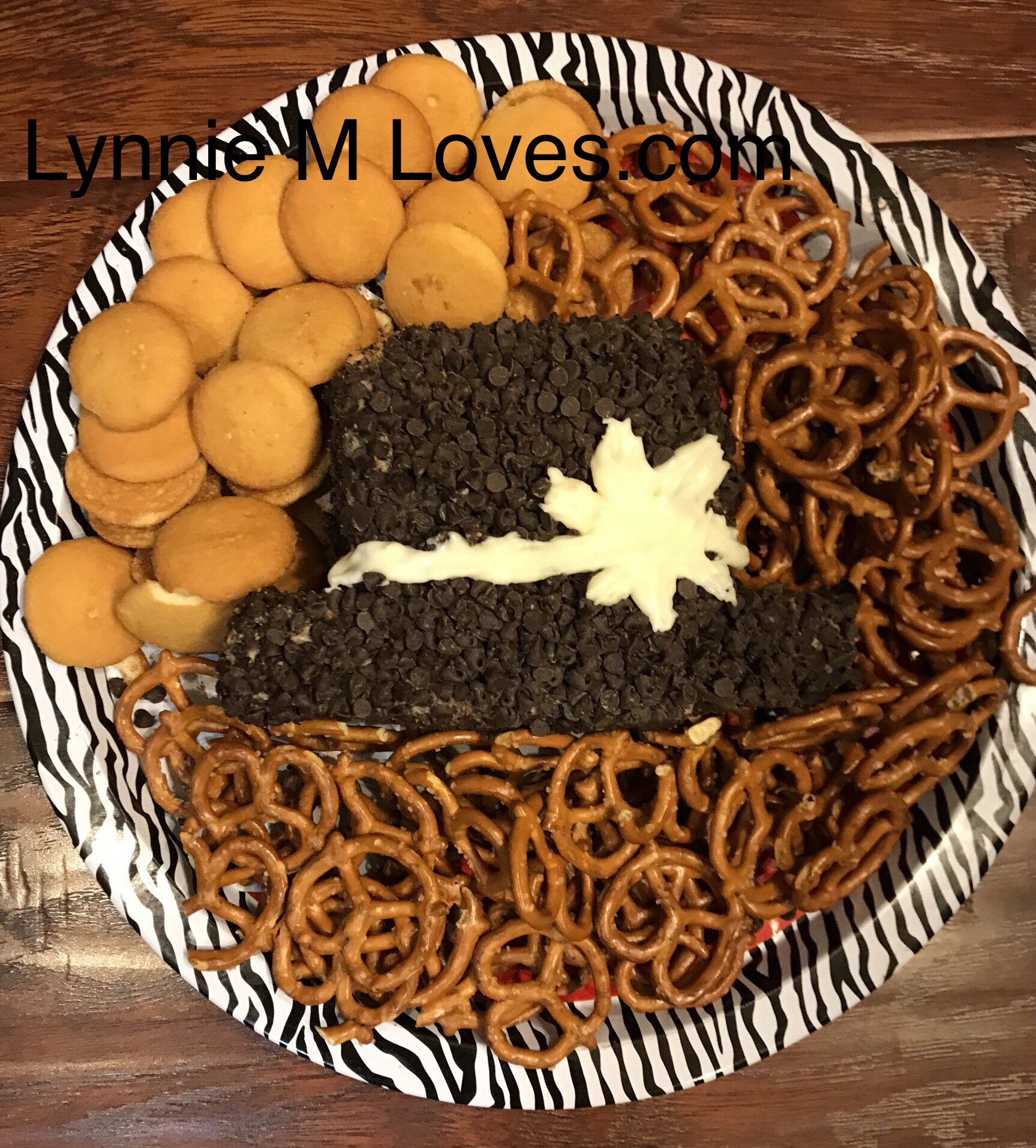 Snowman’s Hat Cookies & Cream Cheeseball 